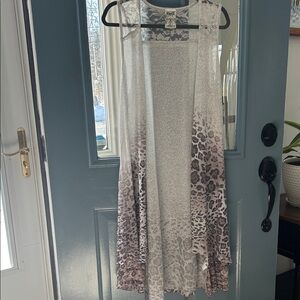 Vocal Animal Print Kimono in Gray with brown & pink hues